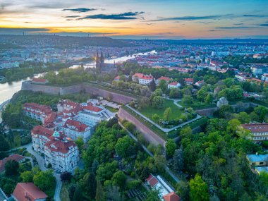 Çek Cumhuriyeti Prag 'da Vysehrad' ın günbatımı manzarası.