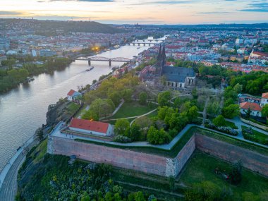 Çek Cumhuriyeti Prag 'da Vysehrad' ın günbatımı manzarası.