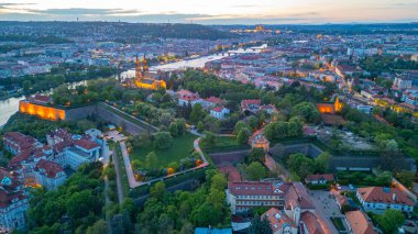 Çek Cumhuriyeti Prag 'da Vysehrad' ın günbatımı manzarası.