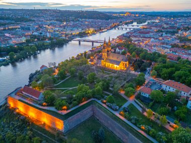 Çek Cumhuriyeti Prag 'da Vysehrad' ın günbatımı manzarası.