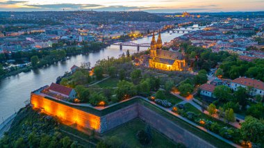Çek Cumhuriyeti Prag 'da Vysehrad' ın günbatımı manzarası.
