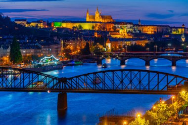 Prag 'ın Vysehrad, Çek Cumhuriyeti' nden günbatımı manzarası.