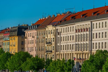 Prag 'da Vltava nehir kenarındaki binalar cephesi, Çek Cumhuriyeti.