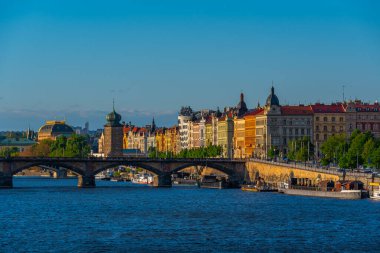 Çek Cumhuriyeti Prag 'daki Vltava Nehri üzerindeki Palacky Köprüsü.