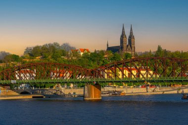 Vysehrad Prag, Çek Cumhuriyeti 'ndeki Vyton Köprüsü' nün arkasında.
