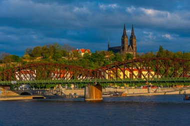 Vysehrad Prag, Çek Cumhuriyeti 'ndeki Vyton Köprüsü' nün arkasında.