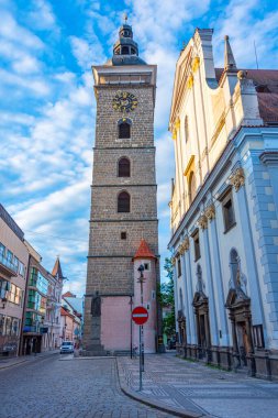 Çek Cumhuriyeti, Ceske Budejovice 'deki kara kuleye gün batımı manzarası.