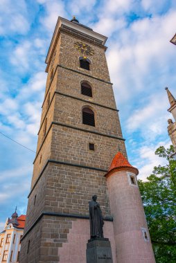 Çek Cumhuriyeti, Ceske Budejovice 'deki kara kuleye gün batımı manzarası.