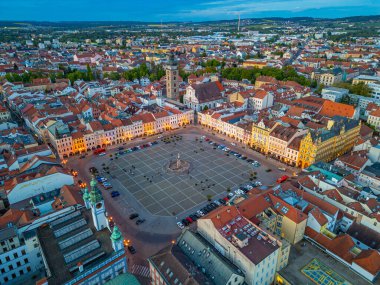 Çek Cumhuriyeti 'nin Ceske Budejovice kentindeki ana meydanın günbatımı manzarası.