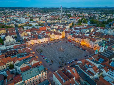 Çek Cumhuriyeti 'nin Ceske Budejovice kentindeki ana meydanın günbatımı manzarası.