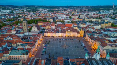 Çek Cumhuriyeti 'nin Ceske Budejovice kentindeki ana meydanın günbatımı manzarası.