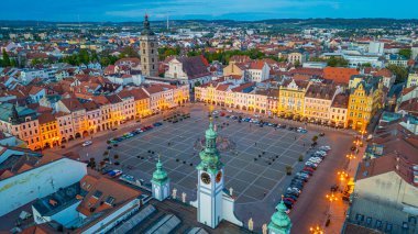 Çek Cumhuriyeti 'nin Ceske Budejovice kentindeki ana meydanın günbatımı manzarası.