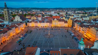Çek Cumhuriyeti 'nin Ceske Budejovice kentindeki ana meydanın günbatımı manzarası.
