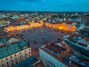 Çek Cumhuriyeti 'nin Ceske Budejovice kentindeki ana meydanın günbatımı manzarası.