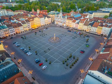 Çek Cumhuriyeti 'nin Ceske Budejovice kentindeki ana meydanın gündoğumu manzarası.