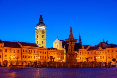 Çek Cumhuriyeti, Ceske Budejovice 'deki Aziz Nicholas Kilisesi ve Samson çeşmesinin gün doğumu manzarası.