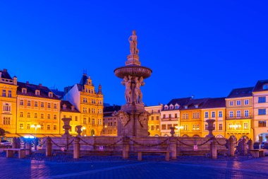 Çek Cumhuriyeti 'nin Ceske Budejovice kentindeki Samson çeşmesinin gün batımı manzarası.