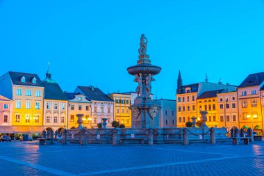 Çek Cumhuriyeti 'nin Ceske Budejovice kentindeki Samson çeşmesinin gün batımı manzarası.