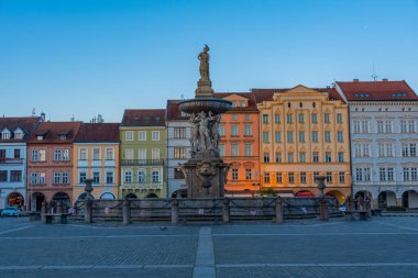 Çek Cumhuriyeti 'nin Ceske Budejovice kentindeki Samson çeşmesinin gün batımı manzarası.