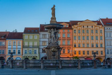 Çek Cumhuriyeti 'nin Ceske Budejovice kentindeki Samson çeşmesinin gün batımı manzarası.