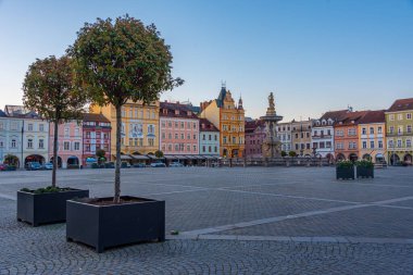 Çek Cumhuriyeti 'nin Ceske Budejovice kentindeki Samson çeşmesinin gün batımı manzarası.