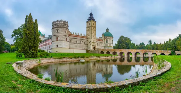 Poland.IMAGE 'deki Krasiczyn kalesinde gün doğumu.
