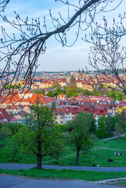 Petrin tepesi ve Prag kuleleri, Çek Cumhuriyeti manzarası.