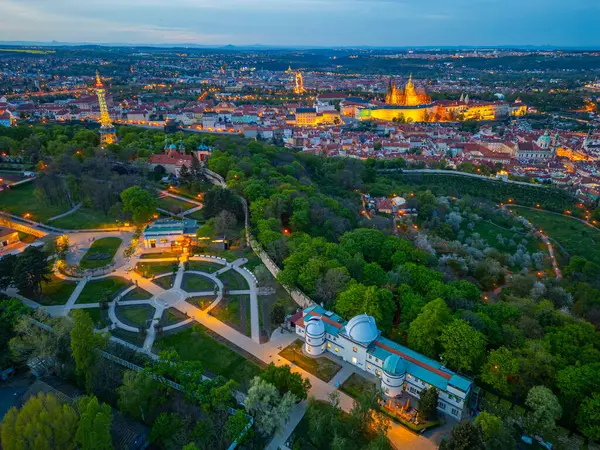Çek Cumhuriyeti, Prag 'daki Petrin Hill' den Hradcany 'nin günbatımı manzarası.