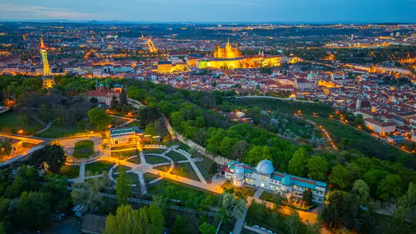 Çek Cumhuriyeti, Prag 'daki Petrin Hill' den Hradcany 'nin günbatımı manzarası.