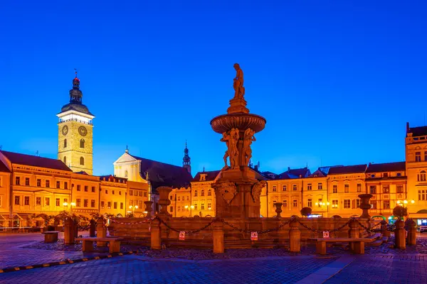 Çek Cumhuriyeti, Ceske Budejovice 'deki Aziz Nicholas Kilisesi ve Samson çeşmesinin gün doğumu manzarası.