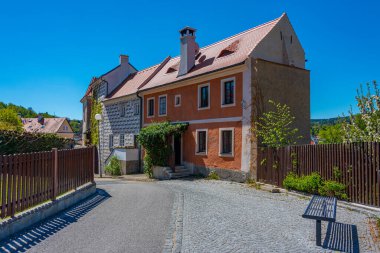 Çek Cumhuriyeti 'nin güneşli bir gününde Cesky Krumlov' da renkli evler.