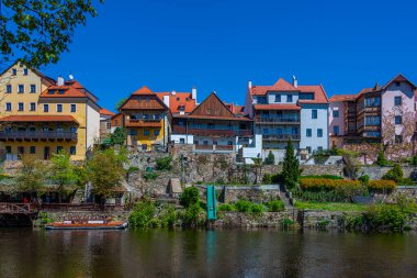 Çek Cumhuriyeti Cesky Krumlov, Vltava 'nın nehir kenarındaki renkli evler.