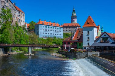 Vltava nehrine bakan Cesky Krumlov kalesi, Çek Cumhuriyeti. IMAGE
