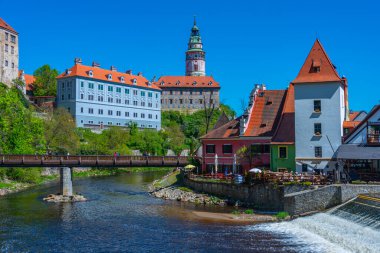 Vltava nehrine bakan Cesky Krumlov kalesi, Çek Cumhuriyeti. IMAGE