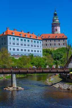Vltava nehrine bakan Cesky Krumlov kalesi, Çek Cumhuriyeti. IMAGE