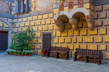 Çek Cumhuriyeti 'ndeki Cesky Krumlov kalesinin avlusunda.
