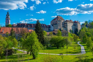 Çek Cumhuriyeti 'ndeki bir parkın arkasındaki Cesky Krumlov Kalesi.