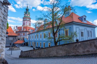 Çek Cumhuriyeti 'ndeki Cesky Krumlov kalesinin avlusunda.