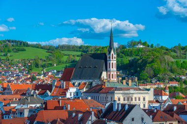 Çek Cumhuriyeti 'nin Cesky Krumlov kentindeki kaleden izlenen Aziz Vitus Kilisesi.