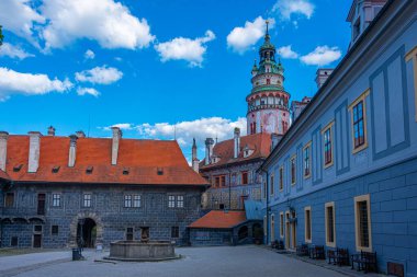 Çek Cumhuriyeti 'ndeki Cesky Krumlov kalesinin avlusunda.