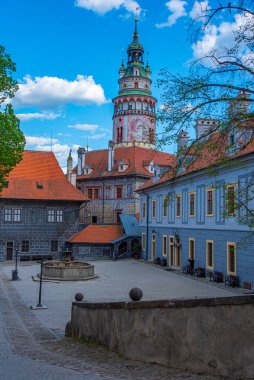 Çek Cumhuriyeti 'ndeki Cesky Krumlov kalesinin avlusunda.