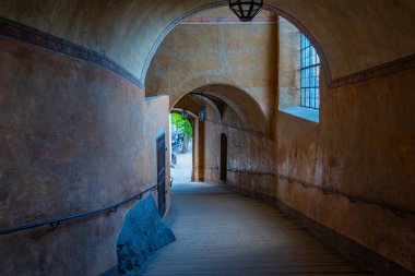 Çek Cumhuriyeti 'ndeki Cesky Krumlov kalesinin avlusunda.