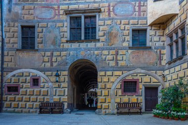 Çek Cumhuriyeti 'ndeki Cesky Krumlov kalesinin avlusunda.