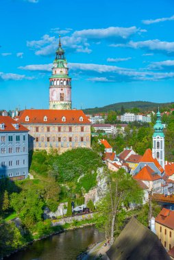 Vltava nehrine bakan Cesky Krumlov kalesi, Çek Cumhuriyeti. IMAGE