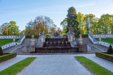 Çek Cumhuriyeti 'ndeki Cesky Krumlov şato parkında çağlayan çeşme.