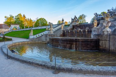 Çek Cumhuriyeti 'ndeki Cesky Krumlov şato parkında çağlayan çeşme.