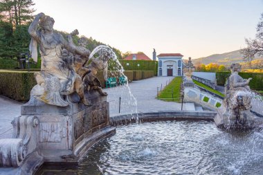 Çek Cumhuriyeti 'ndeki Cesky Krumlov şato parkında çağlayan çeşme.