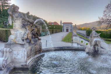 Çek Cumhuriyeti 'ndeki Cesky Krumlov şato parkında çağlayan çeşme.