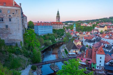 Çek Cumhuriyeti 'nin Vltava nehrine bakan Cesky Krumlov şatosunun günbatımı manzarası.