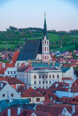 Çek Cumhuriyeti Cesky Krumlov 'daki Aziz Vitus Kilisesi' nin gün batımı manzarası.